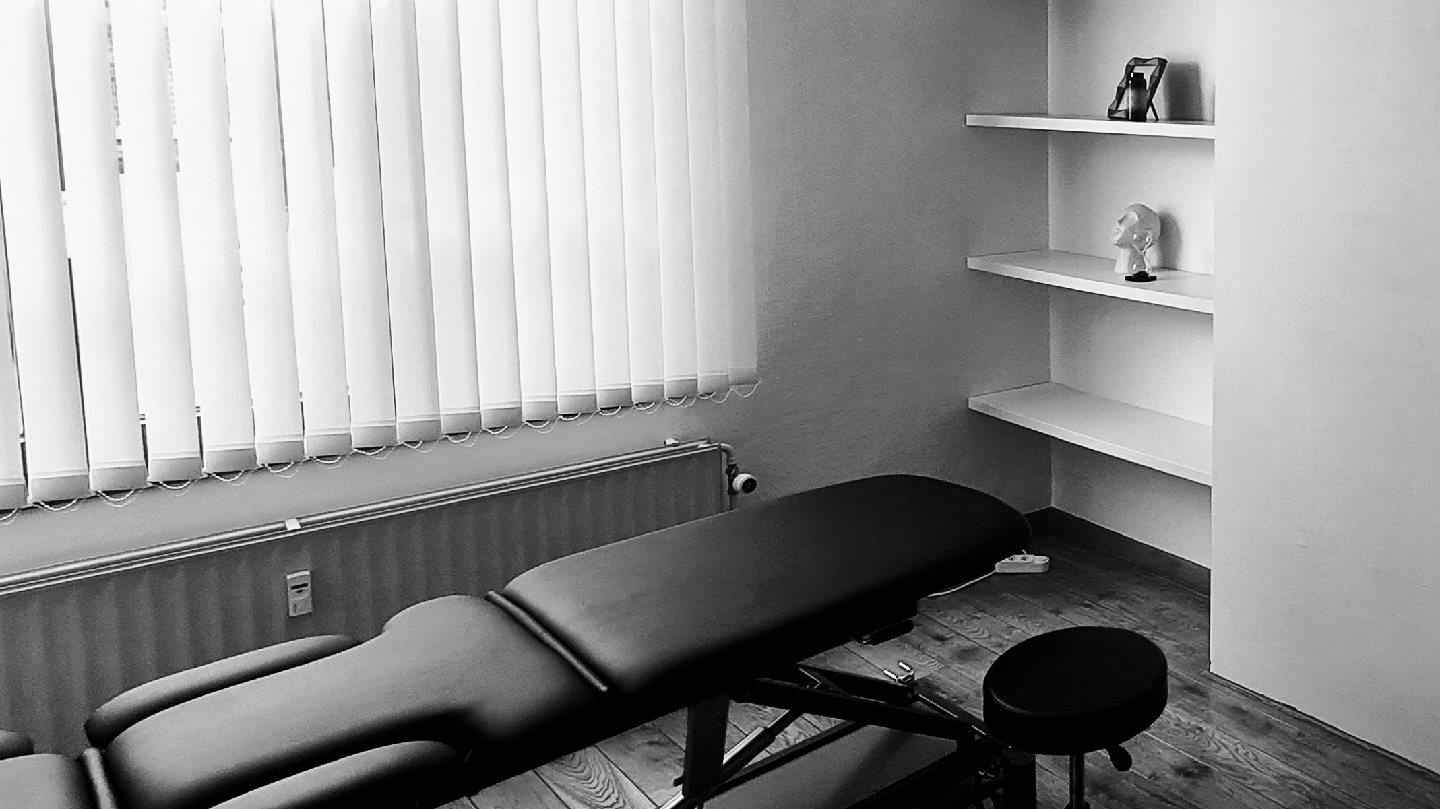 Cabinet de Liège : table de consultation dans une pièce lumineuse, photographiée en noir et blanc.
